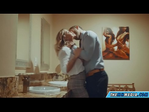❤️ Wakati blonde mwenye busty anakutongoza kwenye choo cha umma ❤️  ❌️